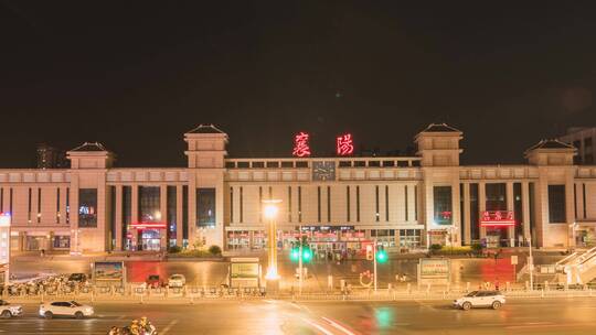 4K实拍湖北襄阳站夜景车流延时摄影视频素材模板下载