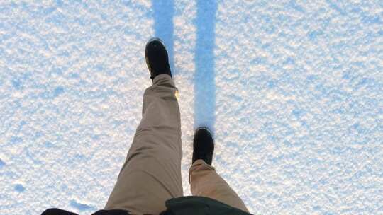 在雪地上行走的人的俯视图