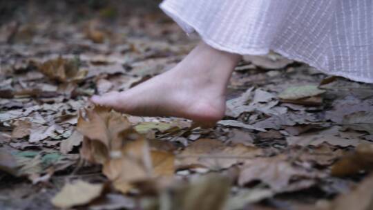 女孩赤脚在山林行走
