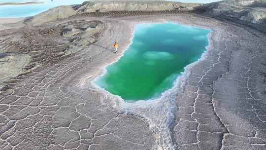 青海海西大柴旦翡翠湖碧水沙地航拍视频