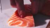 厨师在切三文鱼特写高清在线视频素材下载