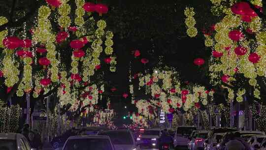 挂满彩灯灯笼的城市街道夜景