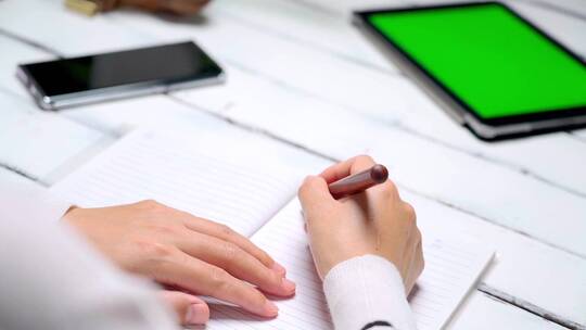 居家办公书写的中国女性形象