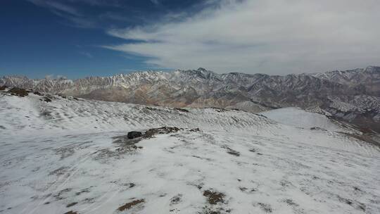 suv汽车越野行驶在一望无际的高山雪原