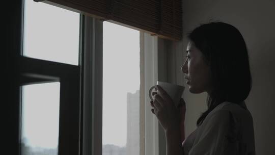 女人在窗边喝咖啡视频素材模板下载