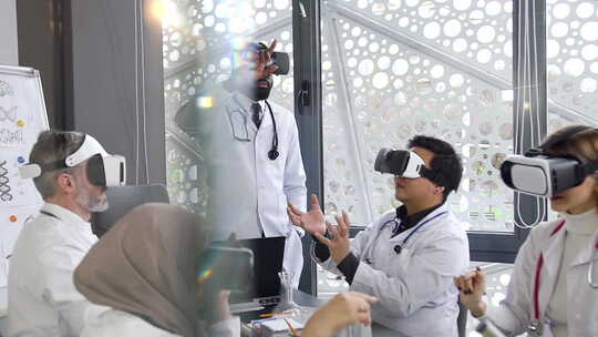 医学男女团队利用虚拟现实技术研究现代医学
