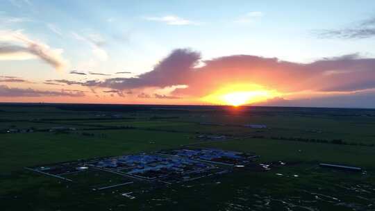 航拍草原村庄夕阳晚霞