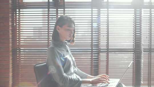 坐着，窗户，笔记本电脑，打字