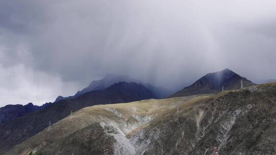 西藏雪山草甸下雨云团延时