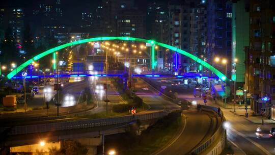 夜色中的城市交通和街道