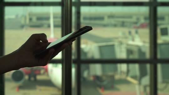 乘客在机场使用手机