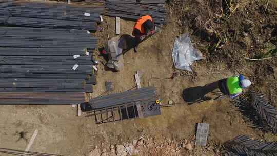 鸟瞰建筑工地工人用金属形成地基