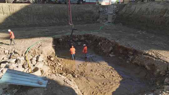 准备倾倒繁忙建筑工地的航拍镜头