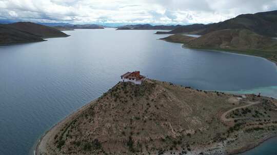 自驾西藏 最孤独的寺庙日托寺航拍 湖泊寺庙
