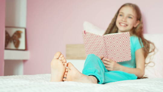 在床上看书的快乐女孩