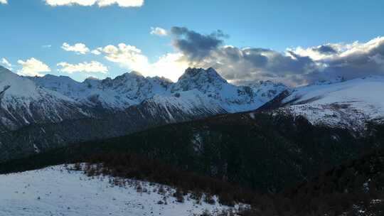 航拍雪山日照金山