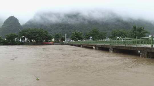 雨季河水暴涨洪灾