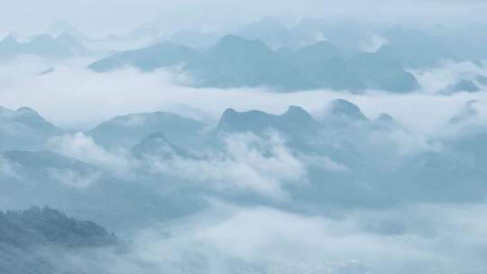 雨后桂林喀斯特群峰间云雾缭绕