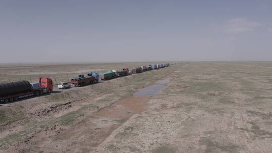 青海省可可西里青藏公路交通管制堵车航拍02视频素材模板下载