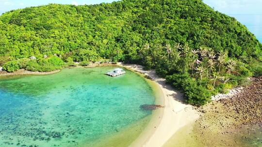 白天鸟瞰旅行拍摄阳光白色沙滩天堂海滩和水蓝色海洋背景