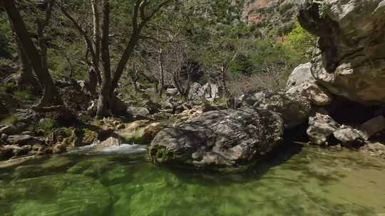 山，岩石，河，草