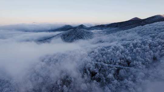 航拍被云雾笼罩的雪原