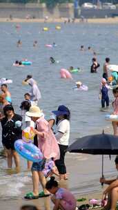 度假夏季暑假海水浴场消暑的游客