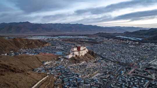 西藏日喀则宗山遗址古堡蓝调日出高空延时