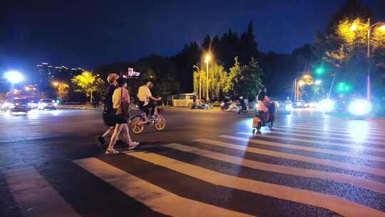 夜晚行人过马路