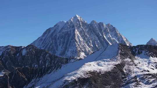 航拍雅拉雪山