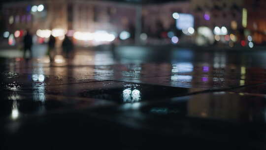 夜间城市街道，模糊的倒影和行人