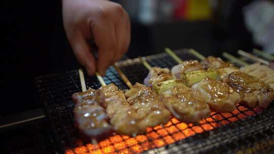 大排档烧烤摊正在烤鸡肉串