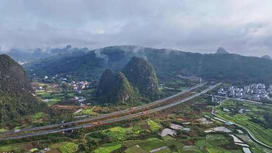 山间云雾缭绕的山村公路自然风景