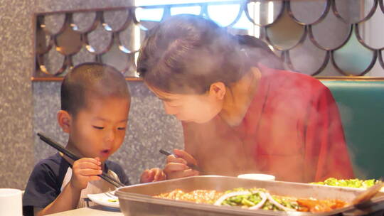 中国人母子餐厅吃烤鱼火锅