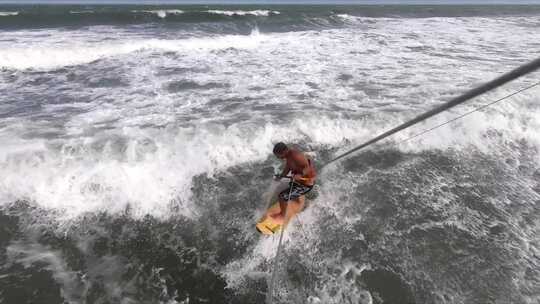 一个男人在海里骑冲浪板