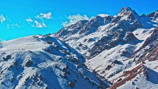 帕米尔旅游区的雪山