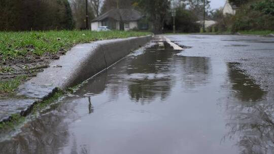 雨滴落在路上的水坑视频素材模板下载