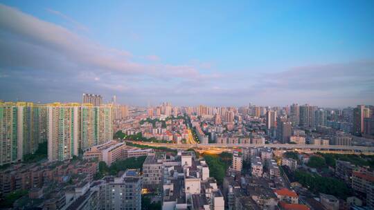 广州城市建筑群与市区公路繁忙车流夜景