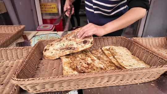 山西运城东湖早市美食烧饼烤饼猪肉梅干菜饼