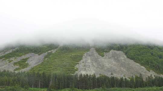 山顶覆盖着浓雾的素材