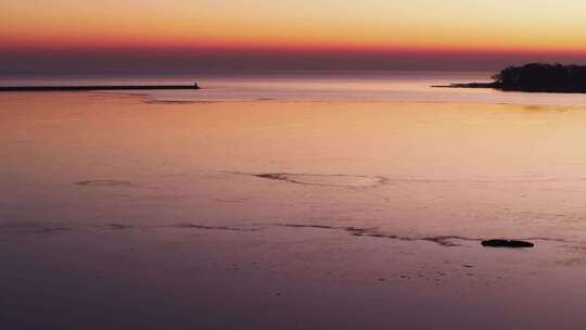科尔伯恩港宁静的日落，平静的海水和充满活视频素材模板下载