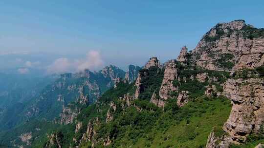 险峰卷牙交错蔚为壮观的白石山