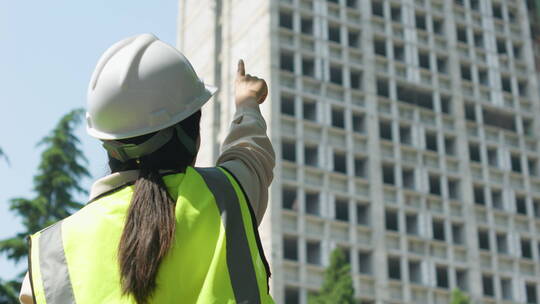 中国人女工程师戴建筑头盔工作记录