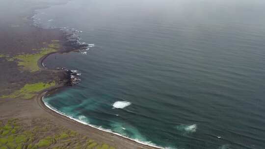 火山岛，海浪拍打着黑沙滩