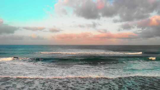 航拍清晨海浪翻滚海边海滩海岸