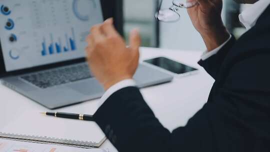 商务精英人士们正在激烈的讨论方案