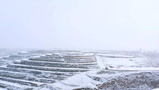 大雪山中车辆行驶航拍