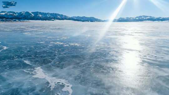冬季航拍蓝冰湖面雪山壮观自然风光视频