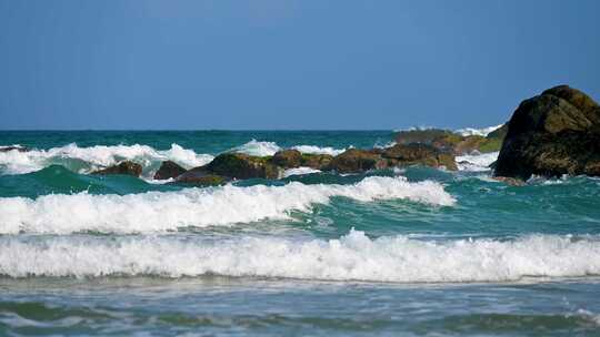 海南海边海浪与沙滩