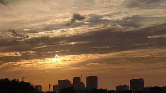 湖面日落晚霞夕阳倒影火烧云实拍